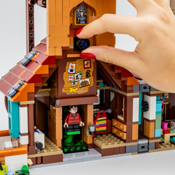 LEGO 76437 La Tana – Edizione del Collezionista - immagine 2
